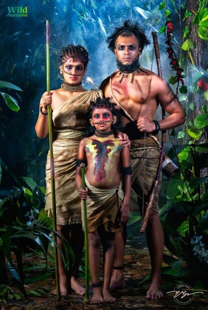  അപ്പർ പ്രൈമറി ക്ലാസ്സിൽ പഠിക്കുമ്പോൾ കണ്ടു മറന്ന "കാട് നമ്മുടെ വീട്", "മരം ഒരു വരം" തുടങ്ങിയ ക്ളീഷേ കുട്ടിനാടകങ്ങളാണ് കാടിനോടുള്ള പ്രണയത്തിന് കാരണമെന്ന് വിനോദ് ഗോപി തെല്ലൊരു തമാശ കലർത്തി പറയുന്നു.