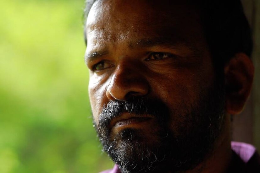  നേരം പുലര്‍ന്നിട്ടും മഴയ്ക്കൊരു കുറവുമില്ല. പുത്തുമലയിലെ തോട്ടില്‍ ജല നിരപ്പുയരുന്നു. അപ്പോഴും ഔദ്യോഗികമായ അറിയിപ്പുകളൊന്നുമില്ല. പുത്തുമലക്കാര്‍ക്ക് ഓര്‍ക്കാന്‍ ഉരുള്‍പൊട്ടലിന്‍റെ ചരിത്രവുമില്ല. പക്ഷേ അറിയിപ്പുകള്‍ക്കോ ഉദ്യോഗസ്ഥരുടെ ഇടപെടലിനോ കാത്തുനില്‍ക്കാനുള്ള നേരമല്ല. ചന്ദ്രന്‍റെ നേതൃത്വത്തില്‍ നാട്ടുകാര്‍ മുന്നിട്ടിറങ്ങി. സുരക്ഷിതമായ ഇടങ്ങളിലേക്ക് ആളുകളെ മാറ്റാനായി പിന്നീടുള്ള ശ്രമം. പരമാവധി ആളുകളെ പുത്തുമല ഗവ. സ്‌കൂളിലേക്കും മുണ്ടക്കൈ ഫോറസ്‌റ്റ് ഓഫീസിലേക്കും മാറ്റി. അറുപത് വീടുകളിലായി ഇരുനൂറോളം പേരുണ്ട് പുത്തുമലയിലും പരിസരത്തും. എല്ലാവർക്കുമുള്ള ഭക്ഷണവും മറ്റു സൗകര്യങ്ങളുമൊക്കെ യുദ്ധകാലാടിസ്ഥാനത്തില്‍ ഒരുങ്ങി.