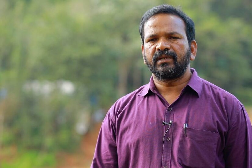  വൈകുന്നേരം മൂന്ന് മണിയായിക്കാണും. തോട്ടിലെ വെള്ളം വീണ്ടും ഉയര്‍ന്നു. പുത്തുമല പോസ്‌റ്റ്‌ ഓഫീസിന്‌ സമീപത്തെ പാലം ഒഴുകിപോയി. ഉരുള്‍പൊട്ടുമെന്ന് ഏതാണ്ട് ഉറപ്പായ നിമിഷങ്ങള്‍. പിന്നെ പുത്തുമല അധികസമയം അങ്ങനെ നിന്നില്ല. മൂന്ന് മിനുട്ട് കൊണ്ട് ഒരു നാട് മുഴുവന്‍ മലവെള്ളപ്പാച്ചിലെടുത്തു. സ്കൂളില്‍ നിന്ന് ഉച്ച ഭക്ഷണം കഴിച്ചിറങ്ങിയവര്‍, വീട്ടില്‍ നിന്ന് വിലപ്പെട്ട സാധനങ്ങളും രേഖകളും മാറ്റാന്‍ പോയവര്‍ അങ്ങനെ ആരെല്ലാമോ ഉരുള്‍പൊട്ടലില്‍ പെട്ടു. ചുറ്റും നടക്കുന്നത് എന്താണെന്ന് പോലും അറിയാന്‍ കഴിയാത്ത അവസ്ഥ. കൂരിരുട്ട്. ചവിട്ടി നില്‍ക്കുന്ന മണ്ണ് പോലും സുരക്ഷിതമല്ലെന്ന് തോന്നിയപ്പോള്‍ കോരിച്ചൊരിയുന്ന മഴയത്ത് ഇരുട്ടിലൂടെ അഞ്ച് കിലോമീറ്റര്‍ നടന്ന് കള്ളാടിയിലെ ഫോറസ്റ്റ് സ്റ്റേഷനിലെത്തി. രാത്രി മുഴുവന്‍ അവിടെ.