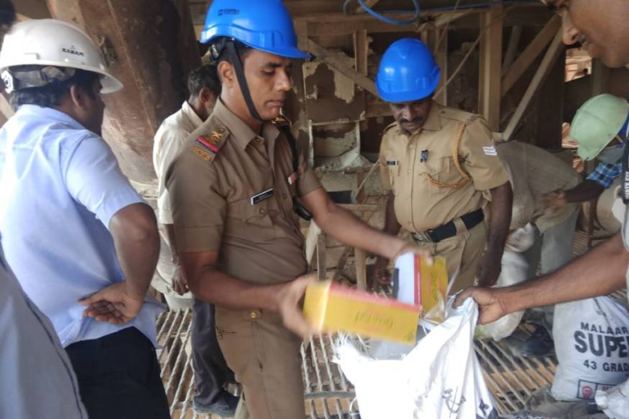 പുകയില ഉല്പന്നങ്ങൾ  സിമന്‍റ് ചൂളയിലിട്ട് കത്തിച്ച് എക്സൈസ്