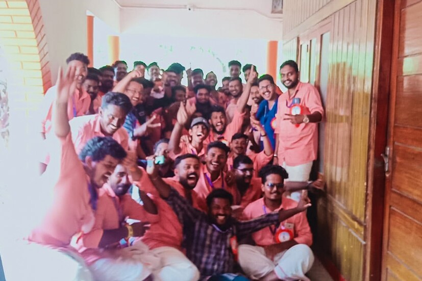  തിരുവനന്തപുരം കേന്ദ്രമാക്കി പ്രവർത്തിക്കുന്ന 'യൂണിവേഴ്സൽ റിയൽ മോഹൻലാൽ ഫാൻസ്‌ ആൻഡ് വെൽഫേർ ഓർഗനൈസേഷൻ' ആണ് വട്ടിയൂർക്കാവിൽ സമൂഹ വിവാഹം ഒരുക്കിയത്