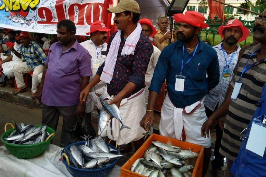 തിരുവനന്തപുരം: സെക്രട്ടേറിയേറ്റിന് മുന്നില് സമരങ്ങള് മാത്രം കണ്ട് പരിചയമുള്ളവര്ക്ക് വേറിട്ട കാഴ്ച ഒരുക്കി പ്രതിഷേധക്കാര്. തിരുവനന്തപുരം: സെക്രട്ടേറിയേറ്റിന് മുന്നില് സമരങ്ങള് മാത്രം കണ്ട് പരിചയമുള്ളവര്ക്ക് വേറിട്ട കാഴ്ച ഒരുക്കി പ്രതിഷേധക്കാര്.