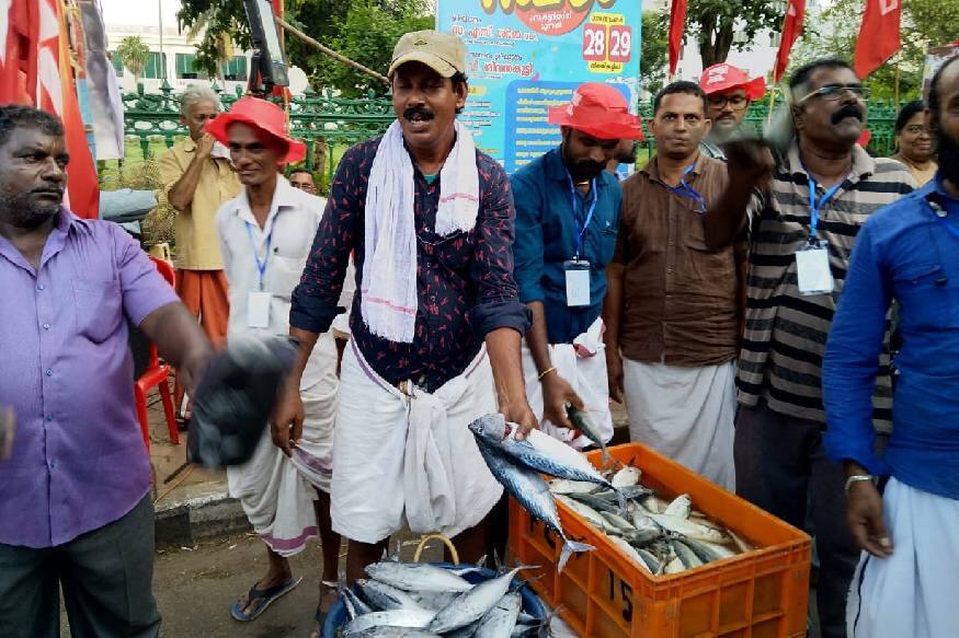 മത്സ്യ അനുബന്ധ തൊഴിലാളി ഫെഡറേഷന്റെ രാപ്പകല് സമരത്തിനൊപ്പം, സെക്രട്ടേറിയേറ്റിന്റെ മുന്ഭാഗം മത്സ്യവില്പന നടത്തിയാണ് സമരം വ്യത്യസ്തമാക്കിയത്. മത്സ്യ അനുബന്ധ തൊഴിലാളി ഫെഡറേഷന്റെ രാപ്പകല് സമരത്തിനൊപ്പം, സെക്രട്ടേറിയേറ്റിന്റെ മുന്ഭാഗം മത്സ്യവില്പന നടത്തിയാണ് സമരം വ്യത്യസ്തമാക്കിയത്.