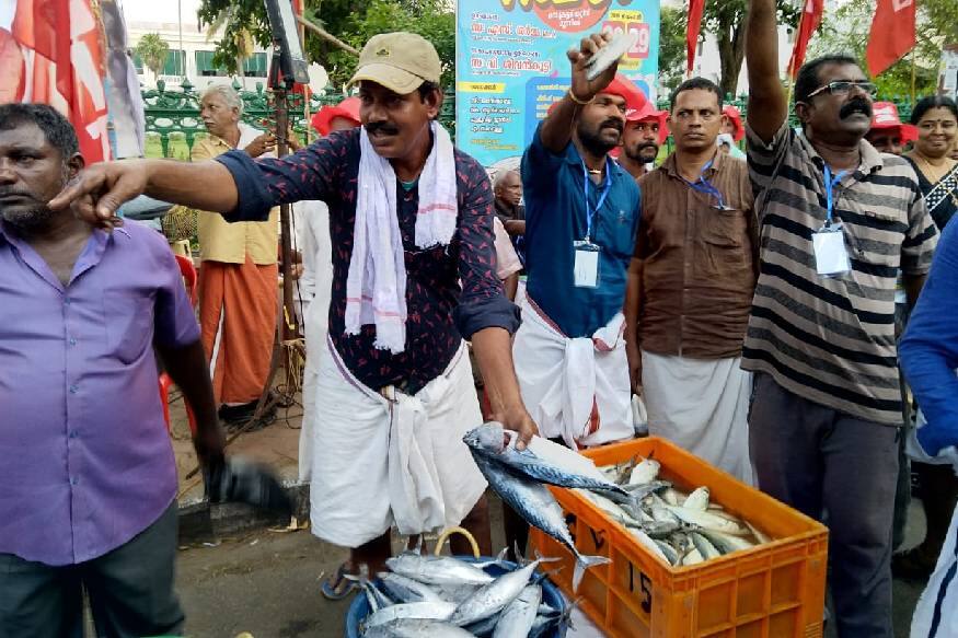 പൊതുവിപണിയിലെ വിലയില് നിന്നും കുറഞ്ഞ വിലയ്ക്കായിരുന്നു മത്സ്യ വില്പന. ഉദാഹരണത്തിന് അഞ്ച് ചൂരയും അഞ്ച് അയലയും 200 രൂപ നിരക്കിലാണ് വില്പന നടത്തിയത്. പൊതുവിപണിയിലെ വിലയില് നിന്നും കുറഞ്ഞ വിലയ്ക്കായിരുന്നു മത്സ്യ വില്പന. ഉദാഹരണത്തിന് അഞ്ച് ചൂരയും അഞ്ച് അയലയും 200 രൂപ നിരക്കിലാണ് വില്പന നടത്തിയത്.