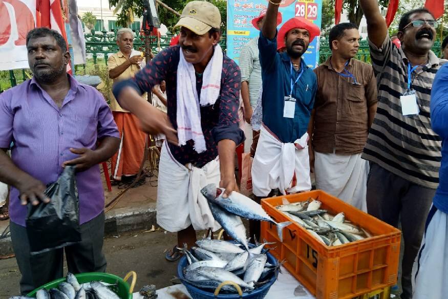 കുറഞ്ഞ വിലയ്ക്ക് മത്സ്യവില്പന നടത്തുന്നതും സമര മാര്ഗമാണെന്ന് മത്സ്യ അനുബന്ധ തൊഴിലാളി ഫെഡറേഷന് സംസ്ഥാന സെക്രട്ടറി പുല്ലുവിള സ്റ്റാന്ലി പറഞ്ഞു. കുറഞ്ഞ വിലയ്ക്ക് മത്സ്യവില്പന നടത്തുന്നതും സമര മാര്ഗമാണെന്ന് മത്സ്യ അനുബന്ധ തൊഴിലാളി ഫെഡറേഷന് സംസ്ഥാന സെക്രട്ടറി പുല്ലുവിള സ്റ്റാന്ലി പറഞ്ഞു.