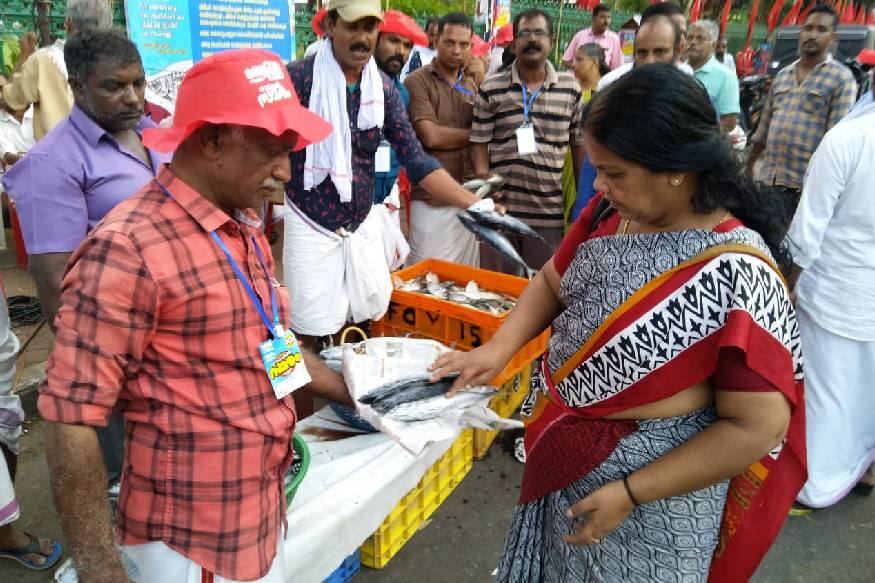 ക്ഷേമനിധി ആനൂകൂല്യങ്ങള് വര്ദ്ധിപ്പിക്കുക, ഇഎസ്ഐ നടപ്പിലാക്കുക, പീലിംഗ് തൊഴിലാളികള്ക്ക് മിനിമം കൂലി ഉറപ്പുവരുത്തുക തുടങ്ങി വിവിധ ആവശ്യങ്ങള് ഉന്നയിച്ചാണ് രാപ്പകല് സമരം. ക്ഷേമനിധി ആനൂകൂല്യങ്ങള് വര്ദ്ധിപ്പിക്കുക, ഇഎസ്ഐ നടപ്പിലാക്കുക, പീലിംഗ് തൊഴിലാളികള്ക്ക് മിനിമം കൂലി ഉറപ്പുവരുത്തുക തുടങ്ങി വിവിധ ആവശ്യങ്ങള് ഉന്നയിച്ചാണ് രാപ്പകല് സമരം.