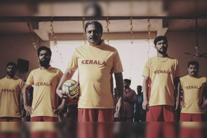 ശ്രീനാഥ് ഭാസി, സിദ്ധി മഹാജൻ, പ്രവീണ, സിദ്ദിഖ്, സൗബിൻ, ഹരീഷ് കണാരൻ, ബാലു വർഗീസ് തുടങ്ങിയവരും ചിത്രത്തിലുണ്ട്. ശ്രീനാഥ് ഭാസി, സിദ്ധി മഹാജൻ, പ്രവീണ, സിദ്ദിഖ്, സൗബിൻ, ഹരീഷ് കണാരൻ, ബാലു വർഗീസ് തുടങ്ങിയവരും ചിത്രത്തിലുണ്ട്.