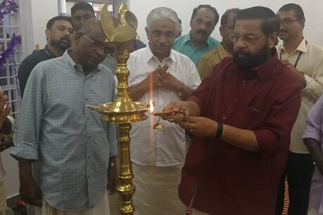 നാണയം തരംതിരിക്കാൻ തിരുപ്പതി മാതൃകയിൽ മെഷീൻ; ധനലക്ഷ്മി ബാങ്ക് സന്നിധാനം ശാഖ പ്രവര്ത്തനം ആരംഭിച്ചു നാണയം തരംതിരിക്കാൻ തിരുപ്പതി മാതൃകയിൽ മെഷീൻ; ധനലക്ഷ്മി ബാങ്ക് സന്നിധാനം ശാഖ പ്രവര്ത്തനം ആരംഭിച്ചു