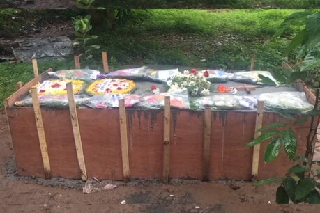 അന്ത്യശുശ്രൂഷ ഓർത്തഡോക്സ് രീതിയിൽ വേണമെന്ന് പള്ളി അധികൃതർ; യാക്കോബായ അംഗത്തിന്റെ മൃതദേഹം അടക്കിയത് വീട്ടിൽ അന്ത്യശുശ്രൂഷ ഓർത്തഡോക്സ് രീതിയിൽ വേണമെന്ന് പള്ളി അധികൃതർ; യാക്കോബായ അംഗത്തിന്റെ മൃതദേഹം അടക്കിയത് വീട്ടിൽ