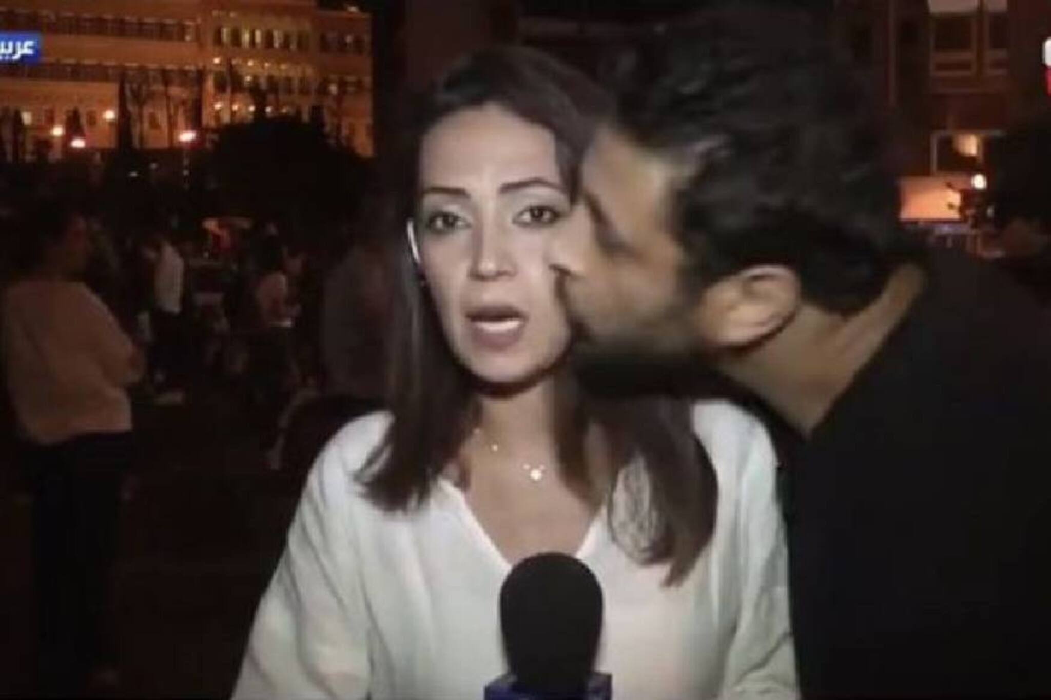 ചാനൽ ലൈവിനിടെ വനിതാ റിപ്പോർട്ടറെ ചുംബിച്ച് പ്രക്ഷോഭകാരി; വിവാദം പുകയുന്നു