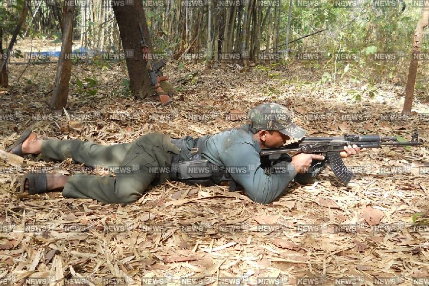  മാവോയിസ്റ്റ് നേതാവ് ദീപക് Ak 47 തോക്കുപയോഗിച്ച് വനത്തിനുള്ളിൽ പരിശീലനം നൽകുന്നതിന്റെ ദൃശ്യങ്ങളാണ് പൊലീസ് പുറത്ത് വിട്ടത്. മഞ്ചിക്കണ്ടി വനമേഖലയിൽ കൊല്ലപ്പെട്ട നാലു മാവോയിസ്റ്റുകൾ ഉൾപ്പടെ പരിശീലനം നേടിയിട്ടുണ്ടെന്ന് പൊലീസ് പറയുന്നു. ചത്തീസ്ഗഡ് സ്വദേശിയെന്ന് കരുതപ്പെടുന്ന ദീപക്, മാവോയിസ്റ്റുകൾക്ക് ആയുധ പരിശീലനം നൽകുന്നതിൽ പ്രധാനിയാണ്.