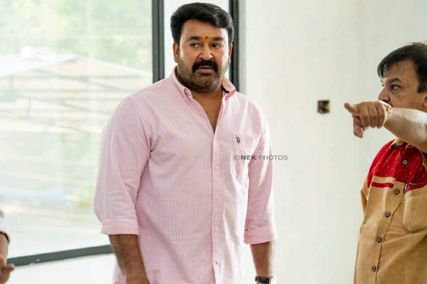  തലസ്ഥാനമായ തിരുവനന്തപുരത്തായിരുന്നു മോഹൻലാലിന്റെ പിറന്നാൾ ആഘോഷത്തിന് ആരാധകർ വേദി ഒരുക്കിയിരുന്നത്. പ്രിയപ്പെട്ട ലാലേട്ടനൊപ്പം കൂറ്റൻ പന്തൽ കെട്ടി ഒപ്പമിരുന്നുള്ള സദ്യ. പക്ഷെ കോവിഡ് എല്ലാം തകിടം മറിച്ചു. പക്ഷെ പിന്മാറാൻ അവർ ഒരുക്കമല്ല