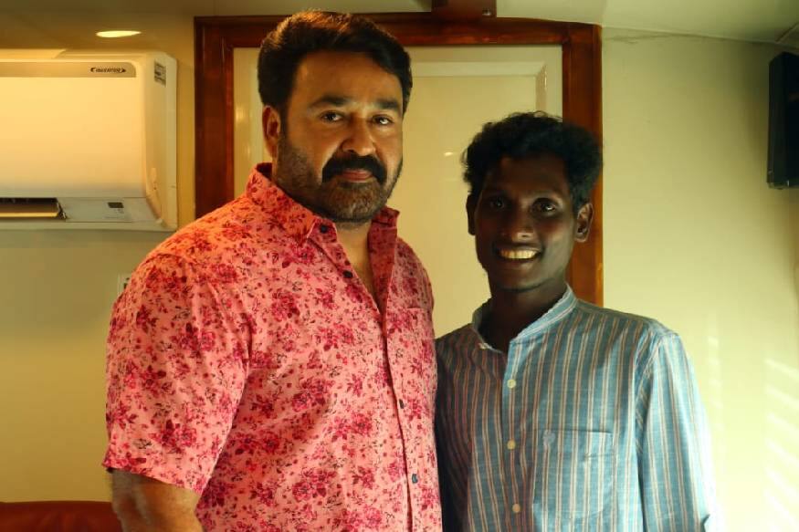 പതിമൂന്ന് വർഷത്തെ ഇടവേളക്ക് ശേഷം മണിയെത്തി മോഹൻലാലിനെ കാണാൻ നടൻ മണിയെത്തി. ഫോട്ടോഗ്രാഫർ സിനിമയിൽ മോഹൻ ലാലിന് ഒപ്പം അഭിനയിച്ച മണി പുതിയ മലയാള സിനിമയിൽ നായകനായെത്തുകയാണ്. കാണണമെന്ന് ആഗ്രഹം പ്രകടിപ്പിച്ചതിന് പിന്നാലെ മോഹന്ലാല് മണിയെ ലൊക്കേഷനിലേക്ക് ക്ഷണിക്കുകയായിരുന്നു. പതിമൂന്ന് വർഷത്തെ ഇടവേളക്ക് ശേഷം മണിയെത്തി മോഹൻലാലിനെ കാണാൻ നടൻ മണിയെത്തി. ഫോട്ടോഗ്രാഫർ സിനിമയിൽ മോഹൻ ലാലിന് ഒപ്പം അഭിനയിച്ച മണി പുതിയ മലയാള സിനിമയിൽ നായകനായെത്തുകയാണ്. കാണണമെന്ന് ആഗ്രഹം പ്രകടിപ്പിച്ചതിന് പിന്നാലെ മോഹന്ലാല് മണിയെ ലൊക്കേഷനിലേക്ക് ക്ഷണിക്കുകയായിരുന്നു.