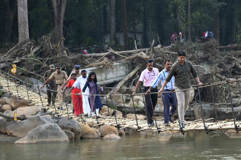 കഴിഞ്ഞ പ്രളയത്തിൽ മേഖലയിലേക്ക് ഉള്ള ഏക തൂക്കുപാലം തകർന്നിരുന്നു. ഇതോടെ ഇരുട്ടുകുത്തി, കുമ്പളപ്പാറ, തരിപ്പപ്പൊട്ടി, വാണിയംപുഴ കോളനിക്കാര് ഒറ്റപ്പെട്ട സാഹചര്യത്തിലാണ് ജില്ലാ ഭരണകൂടം ഇടപെട്ട് തൂക്കുപാലം നിർമ്മിച്ചത്.  കഴിഞ്ഞ പ്രളയത്തിൽ മേഖലയിലേക്ക് ഉള്ള ഏക തൂക്കുപാലം തകർന്നിരുന്നു. ഇതോടെ ഇരുട്ടുകുത്തി, കുമ്പളപ്പാറ, തരിപ്പപ്പൊട്ടി, വാണിയംപുഴ കോളനിക്കാര് ഒറ്റപ്പെട്ട സാഹചര്യത്തിലാണ് ജില്ലാ ഭരണകൂടം ഇടപെട്ട് തൂക്കുപാലം നിർമ്മിച്ചത്.