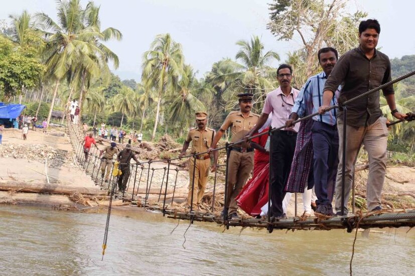  മുള കൊണ്ട് ഉണ്ടാക്കിയ ചങ്ങാടത്തിൽ അതി സാഹസികമായി വേണം മൂന്ന് കോളനിവാസികൾക്ക് പുഴ കടക്കാൻ. സ്ഥിരം പാലം യാഥാർഥ്യമാകാൻ എട്ട് മാസമെങ്കിലും എടുക്കും എന്നതിനാലാണ് തൂക്കു പാലം നിർമ്മിക്കാൻ ഭരണകൂടം തീരുമാനിച്ചത്.