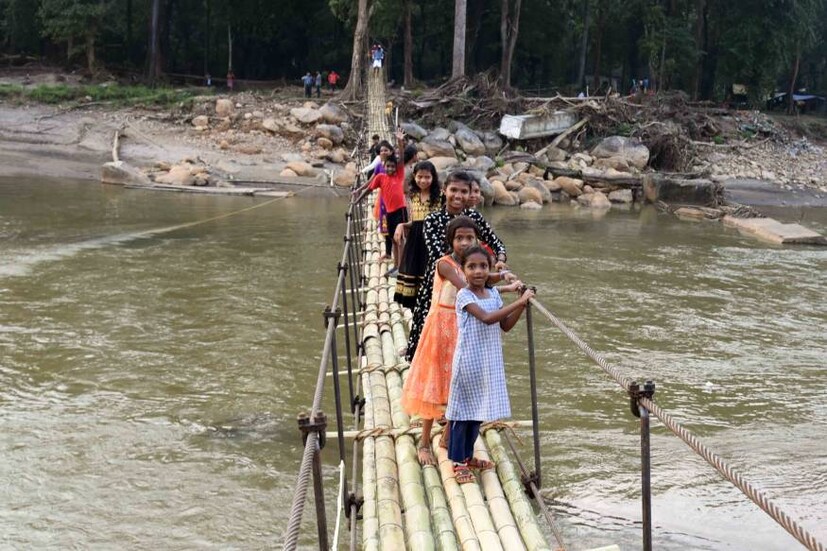  അന്ന് ഹെലികോപ്ടറിൽ ആണ് കോളനിവാസികൾക്ക്‌ അവശ്യ വസ്തുക്കൾ എത്തിച്ചത്. ഒരിക്കൽ സാഹസികമായി പുഴ ചങ്ങാടത്തിൽ മുറിച്ച് കടന്നും. പ്രളയത്തിന്റെ ദുരിതം വെള്ളം ഒഴിഞ്ഞശേഷവും തുടർന്നു.