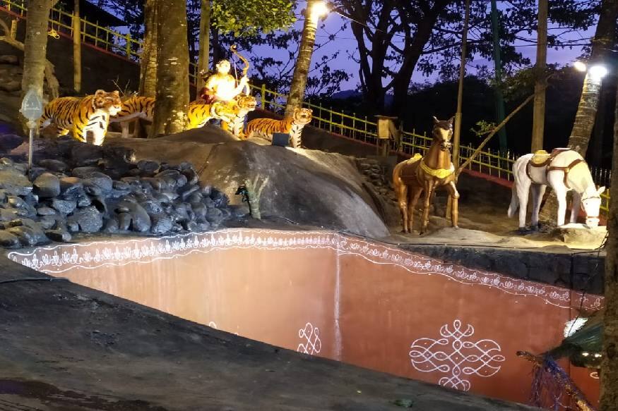 കലാ സംവിധായകൻ അനിൽ കുമ്പഴയും സംഘവുമാണ് പൂങ്കാവനത്തിന്റെ പുനർ നിർമാണം നടത്തിയത്. അയ്യപ്പന്റെ ചരിതം ഭക്തരുടെ മനസ്സിലേക്ക് ആഴ്ന്നിറങ്ങാൻ ഉപകാരപ്പെടുന്ന കലാസൃഷ്ടിയാണ് പുനർ നിർമാണത്തിലൂടെ സംഘം തീർത്തിരിക്കുന്നത്. കലാ സംവിധായകൻ അനിൽ കുമ്പഴയും സംഘവുമാണ് പൂങ്കാവനത്തിന്റെ പുനർ നിർമാണം നടത്തിയത്. അയ്യപ്പന്റെ ചരിതം ഭക്തരുടെ മനസ്സിലേക്ക് ആഴ്ന്നിറങ്ങാൻ ഉപകാരപ്പെടുന്ന കലാസൃഷ്ടിയാണ് പുനർ നിർമാണത്തിലൂടെ സംഘം തീർത്തിരിക്കുന്നത്.