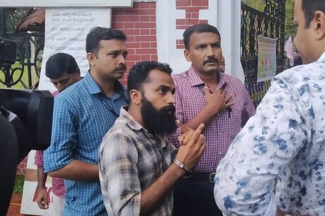 PSC തട്ടിപ്പിൽ നിർണായക തെളിവ്; ചോദ്യ പേപ്പർ ചോർത്താൻ ഉപയോഗിച്ച ഫോൺ കണ്ടെടുത്തു PSC തട്ടിപ്പിൽ നിർണായക തെളിവ്; ചോദ്യ പേപ്പർ ചോർത്താൻ ഉപയോഗിച്ച ഫോൺ കണ്ടെടുത്തു