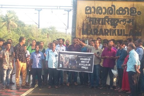 മെമുവിന്റെ കോച്ചുകൾ വെട്ടിക്കുറച്ചതിൽ പ്രതിഷേധം; കറുത്ത ബാഡ്ജ് ധരിച്ച് യാത്രക്കാർ മെമുവിന്റെ കോച്ചുകൾ വെട്ടിക്കുറച്ചതിൽ പ്രതിഷേധം; കറുത്ത ബാഡ്ജ് ധരിച്ച് യാത്രക്കാർ