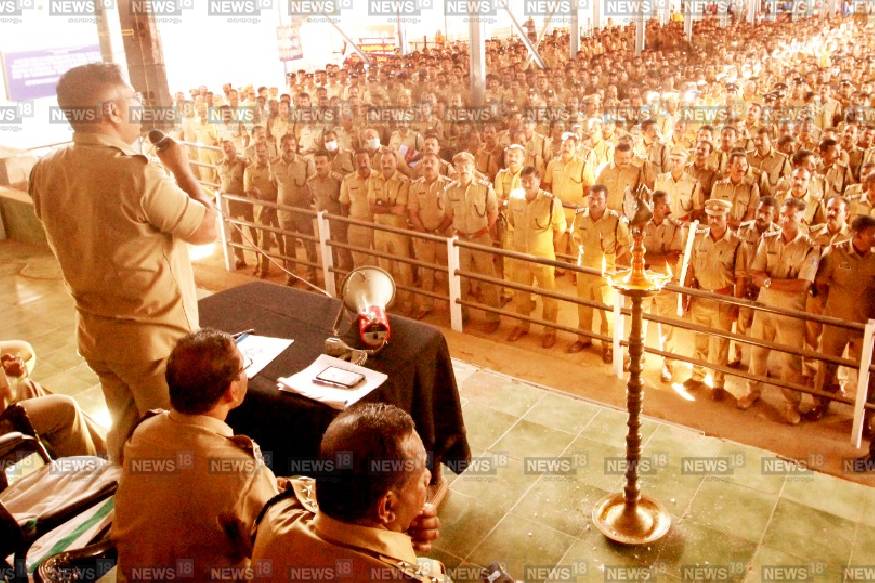  ശബരിമല ഡ്യൂട്ടിക്കെത്തിയ പൊലീസുകാർക്ക് നിർദേശങ്ങൾ നൽകുന്നു
