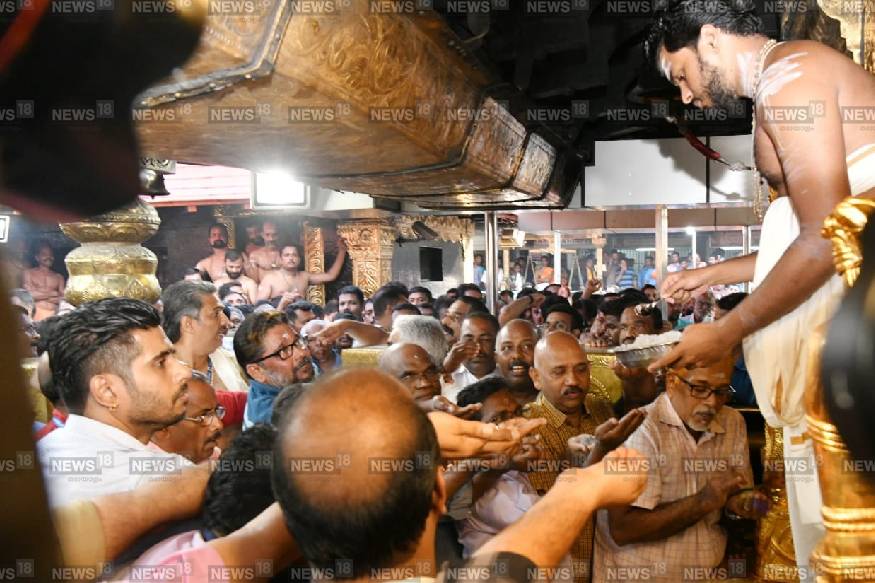  ശബരിമലയിലെ പുതിയ മേൽശാന്തിയായി എ കെ സുധീർ നമ്പൂതിരിയും മാളികപ്പുറം തന്ത്രിയായി എം എസ് പരമേശ്വരൻ നമ്പൂതിരിയും ചുമതലയേറ്റു.