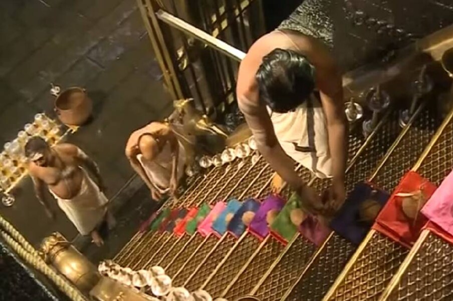  ശബരിമല നടതുറന്ന് പത്തു ദിവസം പിന്നിടുമ്പോള്‍ വരുമാനത്തിൽ റെക്കോഡ് വർധന. പത്തി ദിവസം കൊണ്ട് 30 കോടി രൂപയാണ് വരുമാനമായി ലഭിച്ചിരിക്കുന്നത്. ഇത് കഴിഞ്ഞ തവണത്തേതിന്റെ ഇരട്ടിയാണെന്ന് ദേവസ്വം വ്യക്തമാക്കി. 