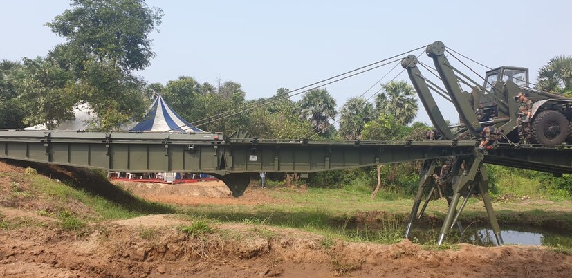  ഇന്ത്യയ്ക്ക് അഭിമാനമായ ഈ വാഹനസംവിധാനം ബി ഇ എം എൽ ഡിഫൻസ് റിസർച്ച് ഡയറക്ടർ ആർ എച്ച് മുരളീധരൻ മേജർ ജനറൽ എസ് രാധാകൃഷ്ണന് കൈമാറി.