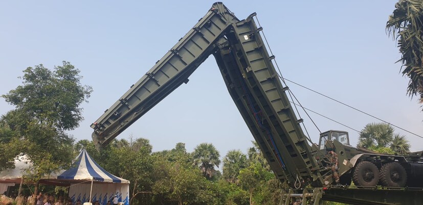  സൈനിക നീക്കങ്ങൾക്കായി നദികളിലും മറ്റും താൽകാലിക പാലങ്ങൾ നിർമ്മിക്കുന്നതിനാണ് ട്ര ട്രാ ട്രാക്കിൽ ഘടിപ്പിച്ച സർവത്ര ബ്രിഡ്ജ് സിസ്റ്റം.