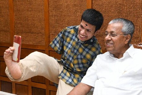 'കാലു കൊണ്ടൊരു സെൽഫി', അതും മുഖ്യമന്ത്രിക്കൊപ്പം; ഹൃദ്യമായ അനുഭവം പങ്കുവച്ച് പിണറായി 'കാലു കൊണ്ടൊരു സെൽഫി', അതും മുഖ്യമന്ത്രിക്കൊപ്പം; ഹൃദ്യമായ അനുഭവം പങ്കുവച്ച് പിണറായി