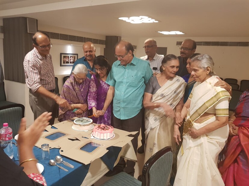  മേനകയുടെ മാതാവ് സരോജ,  സുരേഷിന്റെ  മാതാവ് ശാരദ നായർ, ജ്യേഷ്ഠനും മുൻ കേന്ദ്ര പ്രതിരോധ സെക്രട്ടറിയുമായ ജി മോഹൻ കുമാർ ഐ എ എസ് (റിട്ട.), സഹോദരി ഉഷാ സേനൻ, സഹോദരീ ഭർത്താവ് ഡി ചന്ദ്രസേനൻ (പങ്കജ് സേനൻ), സേനന്റെ മകനും നിർമാതാവുമായ സന്ദീപ് സേനൻ, ഭാര്യ പാർവതി തുടങ്ങിയവർ ഡബിൾ പിറന്നാൾ ആഘോഷത്തിന് ഒത്തുചേർന്നു.