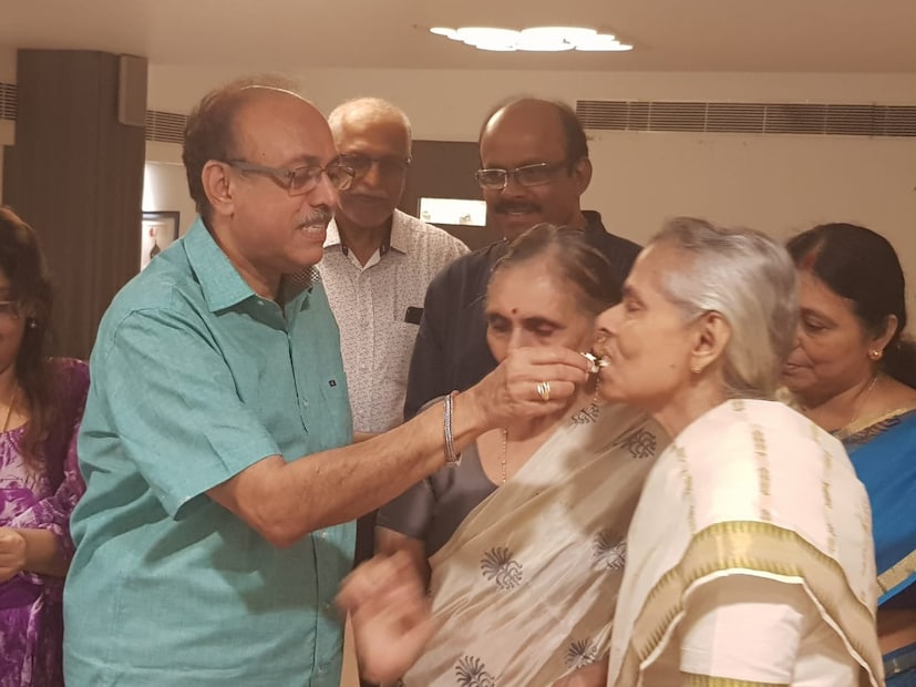  സുരേഷ് കുമാറിന്റെ മൂത്ത മകൾ രേവതി ആഘോഷത്തിന്റെ സെൽഫി എടുത്ത് മധുരം പകർന്നപ്പോൾ ഇളയ മകൾ കീർത്തിക്ക് എത്താനായില്ല.