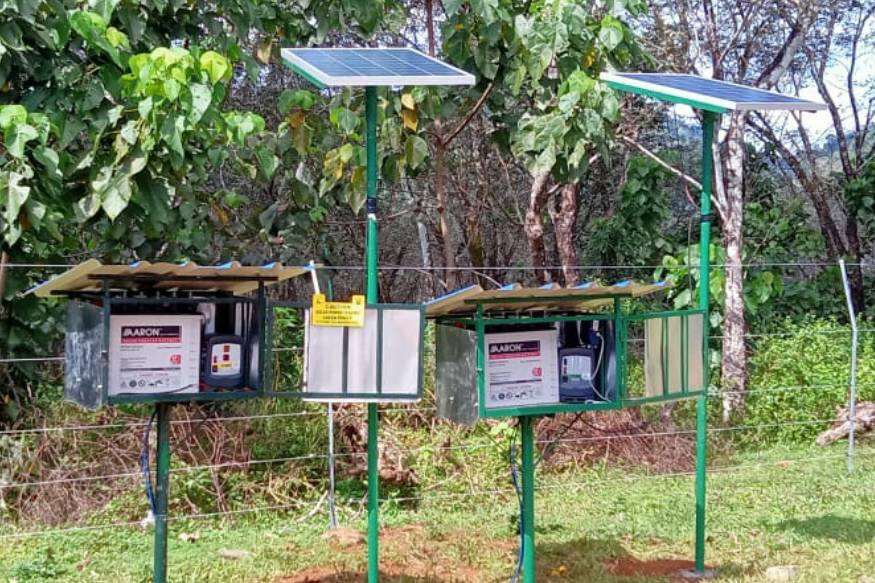 ശബരിമല തീര്ഥാടനവുമായി ബന്ധപ്പെട്ട് നിലയ്ക്കലില് ഡ്യൂട്ടിക്കെത്തുന്ന കെ.എസ്.ആര്.ടി.സി, പോലീസ് ജീവനക്കാരുടെ താത്കാലിക താമസസൗകര്യം ഒരുക്കിയിടത്ത് കാട്ടാന, കാട്ടുപന്നി എന്നിവയുടെ ആക്രമണം പതിവായ സാഹചര്യത്തില് സോളാര് വൈദ്യുത വേലി(സോളാര് ഫെന്സിംഗ്) സ്ഥാപിച്ചു. ശബരിമല തീര്ഥാടനവുമായി ബന്ധപ്പെട്ട് നിലയ്ക്കലില് ഡ്യൂട്ടിക്കെത്തുന്ന കെ.എസ്.ആര്.ടി.സി, പോലീസ് ജീവനക്കാരുടെ താത്കാലിക താമസസൗകര്യം ഒരുക്കിയിടത്ത് കാട്ടാന, കാട്ടുപന്നി എന്നിവയുടെ ആക്രമണം പതിവായ സാഹചര്യത്തില് സോളാര് വൈദ്യുത വേലി(സോളാര് ഫെന്സിംഗ്) സ്ഥാപിച്ചു.
