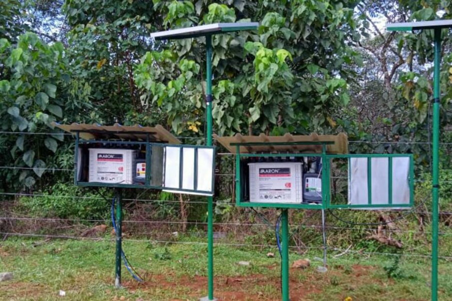  മൂന്നു ലക്ഷം രൂപയാണ് ഇതിന്റെ ചെലവ്. ഈ വൈദ്യുത വേലിക്ക് കാട്ടുമൃഗങ്ങളെ ആ പ്രദേശത്തേക്കു കടക്കാന്‍ കഴിയാത്ത രീതിയില്‍ തടയാനാകും.