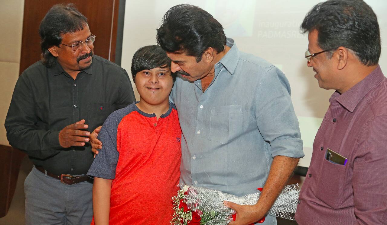 അപ്പര് ടയര് ടിക്കറ്റുകള്ക്ക് 1000 രൂപയും ലോവര്ടയര് ടിക്കറ്റുകള്ക്ക് 2000 രൂപയും സ്പെഷ്യല് ചെയര് ടിക്കറ്റുകള്ക്ക് 3000 രൂപയും എക്സിക്യൂട്ടീവ് പവലിയനില് (ഭക്ഷണമുള്പ്പടെ) 5000 രൂപയുമാണ് ടിക്കറ്റ് നിരക്ക്. ജി.എസ്.ടിയും കേരള പ്രളയ സെസും ഉള്പ്പടെയാണ് ഈ തുക. അപ്പര് ടയര് ടിക്കറ്റുകള്ക്ക് 1000 രൂപയും ലോവര്ടയര് ടിക്കറ്റുകള്ക്ക് 2000 രൂപയും സ്പെഷ്യല് ചെയര് ടിക്കറ്റുകള്ക്ക് 3000 രൂപയും എക്സിക്യൂട്ടീവ് പവലിയനില് (ഭക്ഷണമുള്പ്പടെ) 5000 രൂപയുമാണ് ടിക്കറ്റ് നിരക്ക്. ജി.എസ്.ടിയും കേരള പ്രളയ സെസും ഉള്പ്പടെയാണ് ഈ തുക.