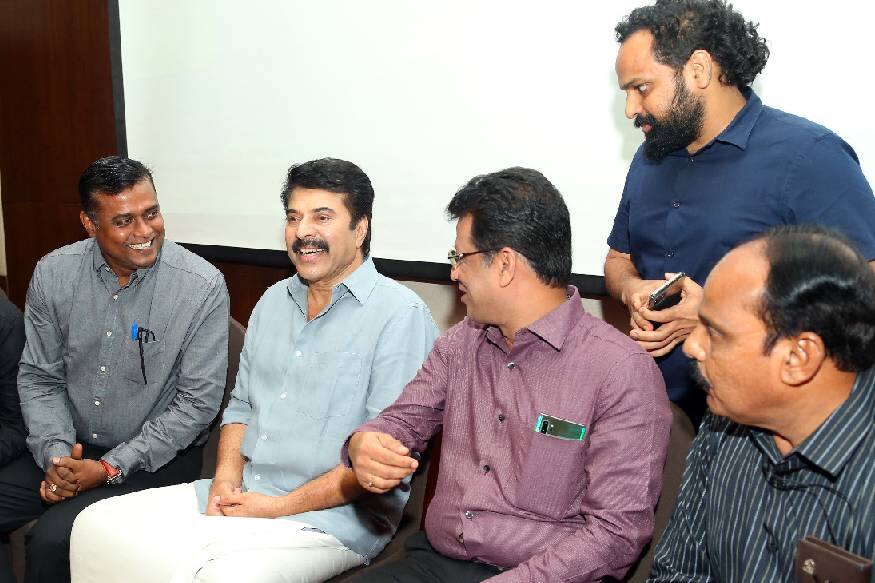 ഒരാള്ക്ക് ഒരുഇ-മെയില് ഐഡിയില് നിന്നും ഒരു മൊബൈല് നമ്പറില് നിന്നും ആറ് ടിക്കറ്റുകള് വരെ ബുക്ക്ചെയ്യാം. സ്റ്റേഡിയത്തില് പ്രവേശിക്കുന്നതിനായി ഏതെങ്കിലും ഫോട്ടോ പതിച്ച ഐ.ഡി കാര്ഡും പരിശോധനയ്ക്ക് വിധേയമാക്കണം. ഒരാള്ക്ക് ഒരുഇ-മെയില് ഐഡിയില് നിന്നും ഒരു മൊബൈല് നമ്പറില് നിന്നും ആറ് ടിക്കറ്റുകള് വരെ ബുക്ക്ചെയ്യാം. സ്റ്റേഡിയത്തില് പ്രവേശിക്കുന്നതിനായി ഏതെങ്കിലും ഫോട്ടോ പതിച്ച ഐ.ഡി കാര്ഡും പരിശോധനയ്ക്ക് വിധേയമാക്കണം.