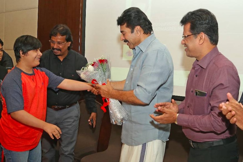  സഞ്ജു വി.സാംസൺ ടീമിൽ ഉൾപ്പെട്ടതോടെ ആരാധകർ ആവേശത്തിലാണ്. സ്വന്തം നാട്ടുകാർക്കു മുന്നിൽ സഞ്ജുവിന് അവസരം ലഭിക്കുമെന്നും മികച്ച പ്രകടനം സഞ്ജു പുറത്തെടുക്കുമെന്ന വിശ്വാസത്തിലാണ് ക്രിക്കറ്റ് ആരാധകർ.