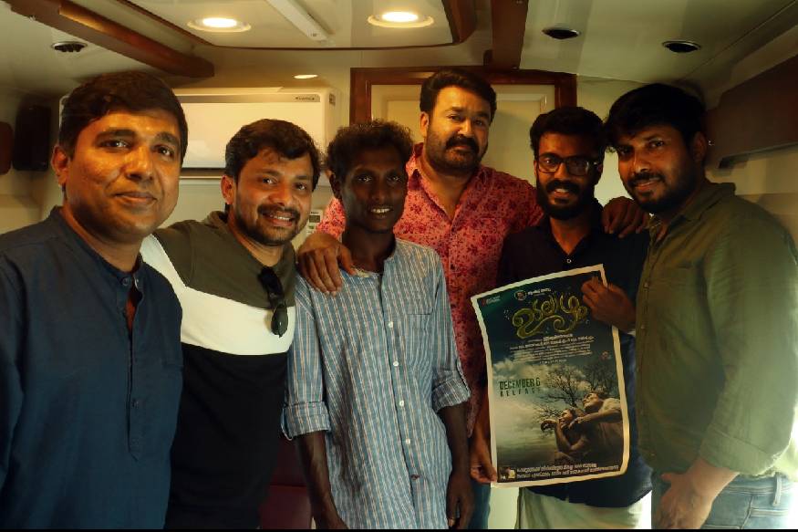 സിദ്ദിഖ് സംവിധാനം ചെയ്യുന്ന ബിഗ് ബ്രദര് എന്ന ചിത്രത്തിന്റെ ലൊക്കേഷനിലായിരുന്നു സമാഗമം. കളമശേരി ഫാക്ടിലെ ലൊക്കേഷനിലായിരുന്നു കൂടിക്കാഴ്ച. വലിയ ഇടവേളയ്ക്ക് ശേഷം മോഹന്ലാലിനെ കാണാനായതിന്റെ സന്തോഷത്തിലായിരുന്നു മണി. മോഹന്ലാല് മണിയുടെ വിശേഷങ്ങള് ചോദിച്ചറിഞ്ഞു. സിദ്ദിഖ് സംവിധാനം ചെയ്യുന്ന ബിഗ് ബ്രദര് എന്ന ചിത്രത്തിന്റെ ലൊക്കേഷനിലായിരുന്നു സമാഗമം. കളമശേരി ഫാക്ടിലെ ലൊക്കേഷനിലായിരുന്നു കൂടിക്കാഴ്ച. വലിയ ഇടവേളയ്ക്ക് ശേഷം മോഹന്ലാലിനെ കാണാനായതിന്റെ സന്തോഷത്തിലായിരുന്നു മണി. മോഹന്ലാല് മണിയുടെ വിശേഷങ്ങള് ചോദിച്ചറിഞ്ഞു.