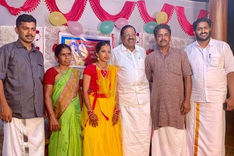 തെരഞ്ഞെടുപ്പ് ഗോദയിൽ പരസ്പരം 'ഏറ്റുമുട്ടി'; ഇന്ന് ശങ്കർ റേയുടെ മകൾക്ക് വിവാഹ ആശംസകൾ നേരാൻ ഉണ്ണിത്താനെത്തി തെരഞ്ഞെടുപ്പ് ഗോദയിൽ പരസ്പരം 'ഏറ്റുമുട്ടി'; ഇന്ന് ശങ്കർ റേയുടെ മകൾക്ക് വിവാഹ ആശംസകൾ നേരാൻ ഉണ്ണിത്താനെത്തി
