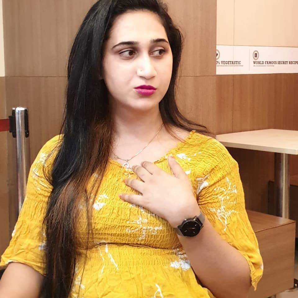 മണവാട്ടിയെ പോലെ സർവാഭരണ ഭൂഷിതയായി കണ്ണാടിക്കു മുന്നിൽ നിന്ന് സെൽഫി പകർത്തുന്ന അഞ്ജലിയാണ് ചിത്രത്തിൽ മണവാട്ടിയെ പോലെ സർവാഭരണ ഭൂഷിതയായി കണ്ണാടിക്കു മുന്നിൽ നിന്ന് സെൽഫി പകർത്തുന്ന അഞ്ജലിയാണ് ചിത്രത്തിൽ