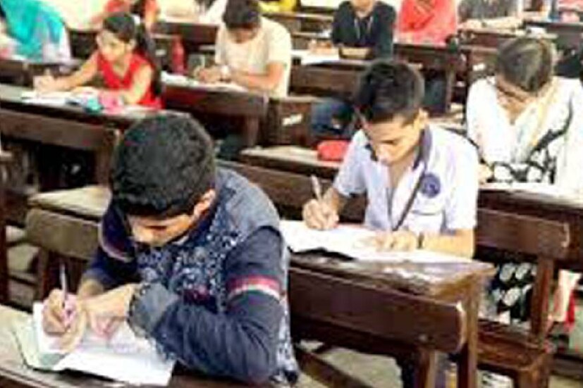  സെക്രട്ടറിയേറ്റ് അസിസ്റ്റന്റുമാരിൽ ഒരാൾ ഇപ്പോള്‍ ഒരു കോര്‍പ്പറേഷനിൽ ഡെപ്യൂട്ടേഷനിൽ ജോലി നോക്കുകയാണ്. ചോദ്യക്കടലാസ് കൈകാര്യം ചെയ്യുന്ന സെക്ഷനുകളിലെ ഉദ്യോഗസ്ഥരുമായി ഇവർ നിരന്തരം ബന്ധപ്പെടുന്നുണ്ടെന്നും സെക്രട്ടറിയേറ്റിലെ സ്വാധീനമാണ് ഉപയോഗിക്കുന്നതെന്നും ഉദ്യോഗാർഥികൾ പരാതിപ്പെടുന്നു.