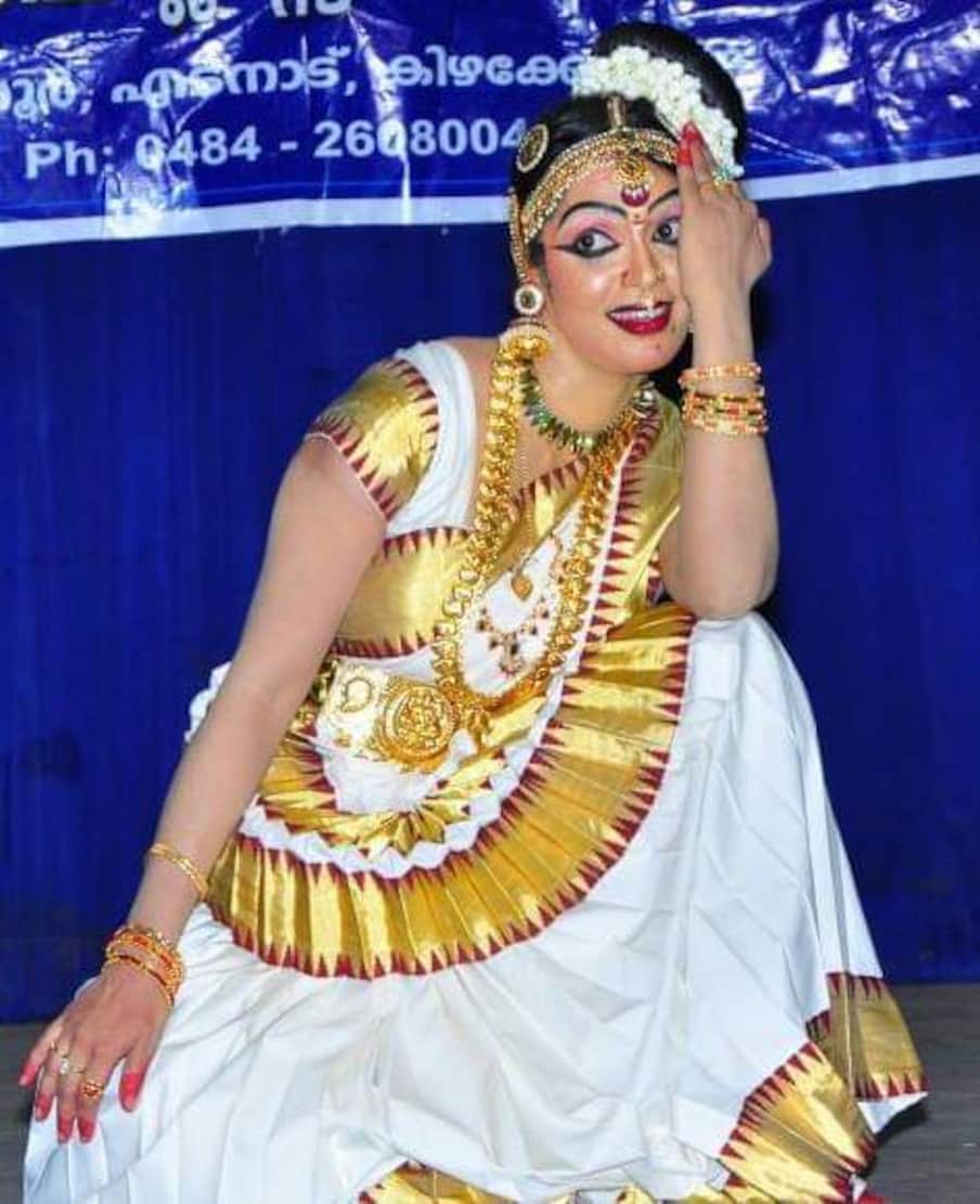  ആഗ്രഹങ്ങളും സ്വപ്നങ്ങളും ഒക്കെയുള്ള പെൺക്കുട്ടികളോട് കവിതയ്ക്ക് പറയാനുള്ളത് നമ്മുടെ സന്തോഷം നമ്മുടെ കൈയിലാണെന്നാണ്. ഒരു പെൺകുട്ടി ഒറ്റയ്ക്ക് എന്ത് ചെയ്യുമെന്ന് പലരും ചിന്തിച്ചേക്കാം. എന്നാൽ, ആ ഒറ്റപ്പെടലാണ് ആത്മവിശ്വാസം എന്നും കവിത പറയുന്നു. സ്വയം വിശ്വാസമുണ്ടെങ്കിൽ എത്ര വലിയ സ്വപ്നവും നേടിയെടുക്കാം. ആലുവ സ്വദേശിയായ കവിത ഇന്ന് നൃത്തവിദ്യാലയം കൂടി നടത്തുന്നുണ്ട്. നൃത്തത്തോടൊപ്പം വിദ്യാർഥികൾക്ക് അതിജീവനത്തിന്‍റെ പാഠം കൂടി ഈ അധ്യാപിക പകർന്നു നൽകുകയാണ്.