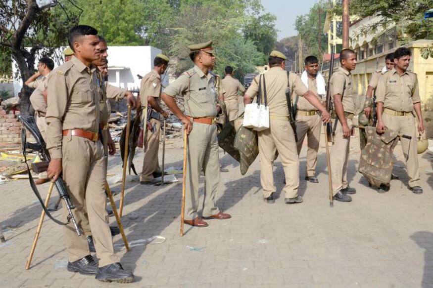  കോവിഡ് 19 കണ്ടെയ്ൻ മെന്റ് സോണായ റാവ്ജി ബസാർ ഏരിയയുടെ പരിധിയിൽ വരുന്ന പ്രദേശത്താണ് സംഭവം ഉണ്ടായത്. തിങ്കളാഴ്ച 50 ഓളം നാട്ടുകാർ ഒരു പ്രാദേശിക ശ്മശാനത്തിൽ തടിച്ചുകൂടിയതായി വിവരം ലഭിച്ചതിനെത്തുടർന്നാണ് പൊലീസ് സ്ഥലത്തെത്തിയത്.
