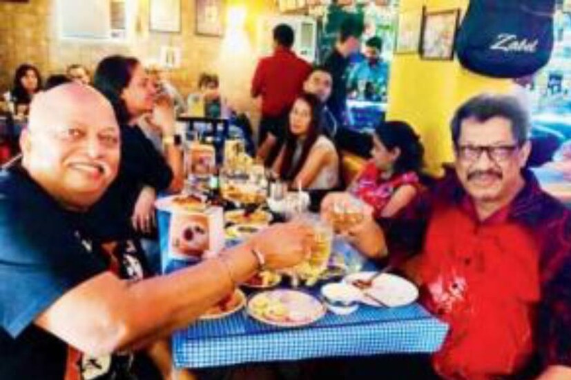  കേസിന്‍റെ ഉള്ളറ - ശരീരഭാഗങ്ങൾക്കൊപ്പം സ്യൂട്ട് കേസിൽ നിന്ന് പൊലീസിന് വെള്ള ഷർട്ട്, ട്രൗസർ, ചുവന്ന ഹാഫ് സ്ലീവ് സ്വെറ്റർ തുടങ്ങിയവയും ലഭിച്ചിരുന്നു. ഈ വസ്തുക്കളാണ് കൊല്ലപ്പെട്ട അജ്ഞാതനെ തിരിച്ചറിയാൻ പൊലീസിനെ തുണച്ചത്. വസ്ത്രങ്ങൾ ഫോറൻസിക് പരിശോധനയ്ക്ക അയച്ചു. സമാന്തരമായി ക്രൈം ബ്രാഞ്ച് സംഘം നടത്തിയ അന്വേഷണത്തിൽ ഷർട്ടിന്‍റെ കോളറിൽ തുന്നിയിരുന്ന ‘Almo Men’s Wear’ എന്ന ടാഗ് ശ്രദ്ധയിൽപ്പെട്ടു.