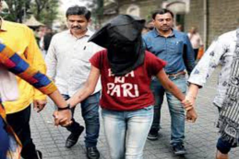  തുടർന്ന് ഷർട്ട് തുന്നിയ സ്റ്റിച്ചിംഗ് സെന്‍ററിലെത്താൻ പൊലീസിന് അധികം സമയം വേണ്ടി വന്നില്ല. തുന്നൽ കടയിൽ നിന്ന് നൂറ് ദിവസത്തിനുള്ളിൽ ഇത്തരം ഷർട്ട് തുന്നിക്കുകയോ വാങ്ങുകയോ ചെയ്ത വ്യക്തികളുടെ ലിസ്റ്റെടുത്ത പൊലീസ് ആ വ്യക്തികളുടെ വീടുകളിലെത്തി ആവരൊക്കെ സ്ഥലത്തുണ്ടെന്ന് സ്ഥിരീകിരിച്ചു. എന്നാൽ, ബെനറ്റ് റെബെല്ലോ മാത്രം സ്ഥലത്തുണ്ടായിരുന്നില്ല. തുടർന്നാണ് റെബെല്ലോയുടെ ഫേസ് ബുക്ക് അക്കൗണ്ട് പൊലീസ് പരിശോധിച്ചത്. ഇതിൽ നിന്ന് അദ്ദേഹം ചുവന്ന ഹാഫ് സ്ലീവ് സ്വെറ്റർ ധരിച്ച് നിൽക്കുന്ന ഫോട്ടോയും പൊലീസിന് ലഭിച്ചു.