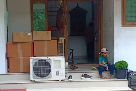 മരട് ഫ്ലാറ്റ്: സുരക്ഷാ ഭീതിയിൽ കൂട്ടത്തോടെ വീടൊഴിഞ്ഞ് സമീപവാസികൾ മരട് ഫ്ലാറ്റ്: സുരക്ഷാ ഭീതിയിൽ കൂട്ടത്തോടെ വീടൊഴിഞ്ഞ് സമീപവാസികൾ