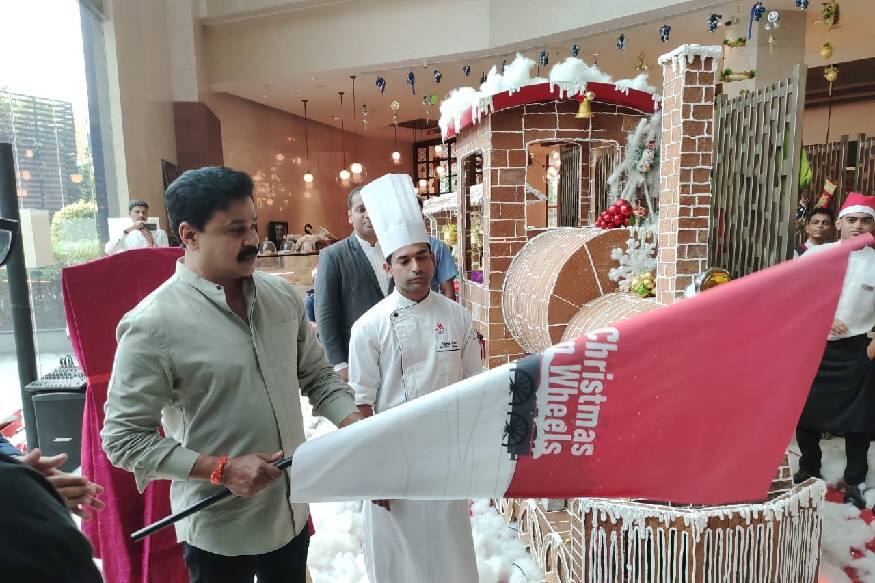 കൊച്ചി:ക്രിസ്മസിന്റെ ചൂളം വിളി കേട്ടു തുടങ്ങും മുൻപേ ജിഞ്ചർ ബ്രഡ് തീവണ്ടി എത്തി. നടൻ ദിലീപാണ് ഈ ക്രിസ്മസ് തീവണ്ടിയ്ക്ക് കൊടി വീശിയത് . രാജ്യത്തെ തന്നെ ഏറ്റവും വലിയ ജിഞ്ചർ ബ്രഡ് ട്രെയിൻ ഇൻസ്റ്റലേഷനാണിത്. ക്രിസ്മസ് ഓൺ വീൽസ് എന്ന തീം അനുസരിച്ചാണ് ഇതിന്റെ നിർമ്മിതി. കൊച്ചി:ക്രിസ്മസിന്റെ ചൂളം വിളി കേട്ടു തുടങ്ങും മുൻപേ ജിഞ്ചർ ബ്രഡ് തീവണ്ടി എത്തി. നടൻ ദിലീപാണ് ഈ ക്രിസ്മസ് തീവണ്ടിയ്ക്ക് കൊടി വീശിയത് . രാജ്യത്തെ തന്നെ ഏറ്റവും വലിയ ജിഞ്ചർ ബ്രഡ് ട്രെയിൻ ഇൻസ്റ്റലേഷനാണിത്. ക്രിസ്മസ് ഓൺ വീൽസ് എന്ന തീം അനുസരിച്ചാണ് ഇതിന്റെ നിർമ്മിതി.