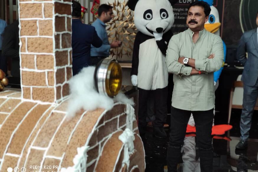 9.69 മീറ്റർ നീളവും 1.93 മീറ്റർ ഉയരവും ഇതിനുണ്ട്. പൂർണ്ണമായും ഭക്ഷ്യയോഗ്യമായ ഇതിൽ ചെറുതും വലുതുമായ 3000 ജിഞ്ചർ ബ്രഡ് കഷണങ്ങളാണ് ഉപയോഗിച്ചിരിക്കുന്നത്. 50 കിലോഗ്രാം ഐസിങ്ങ് ഷുഗർ, ഏഴ് കിലോ ഇഞ്ചിപ്പൊടി, 15 ലിറ്റർ തേൻ, മൂന്ന് ലിറ്റർ കാരാമൽ, 250 കിലോ മൈദമാവ് തുടങ്ങിയവയാണ് ഇതിനായി ഉപയോഗിച്ചിരിക്കുന്നത്. 9.69 മീറ്റർ നീളവും 1.93 മീറ്റർ ഉയരവും ഇതിനുണ്ട്. പൂർണ്ണമായും ഭക്ഷ്യയോഗ്യമായ ഇതിൽ ചെറുതും വലുതുമായ 3000 ജിഞ്ചർ ബ്രഡ് കഷണങ്ങളാണ് ഉപയോഗിച്ചിരിക്കുന്നത്. 50 കിലോഗ്രാം ഐസിങ്ങ് ഷുഗർ, ഏഴ് കിലോ ഇഞ്ചിപ്പൊടി, 15 ലിറ്റർ തേൻ, മൂന്ന് ലിറ്റർ കാരാമൽ, 250 കിലോ മൈദമാവ് തുടങ്ങിയവയാണ് ഇതിനായി ഉപയോഗിച്ചിരിക്കുന്നത്.