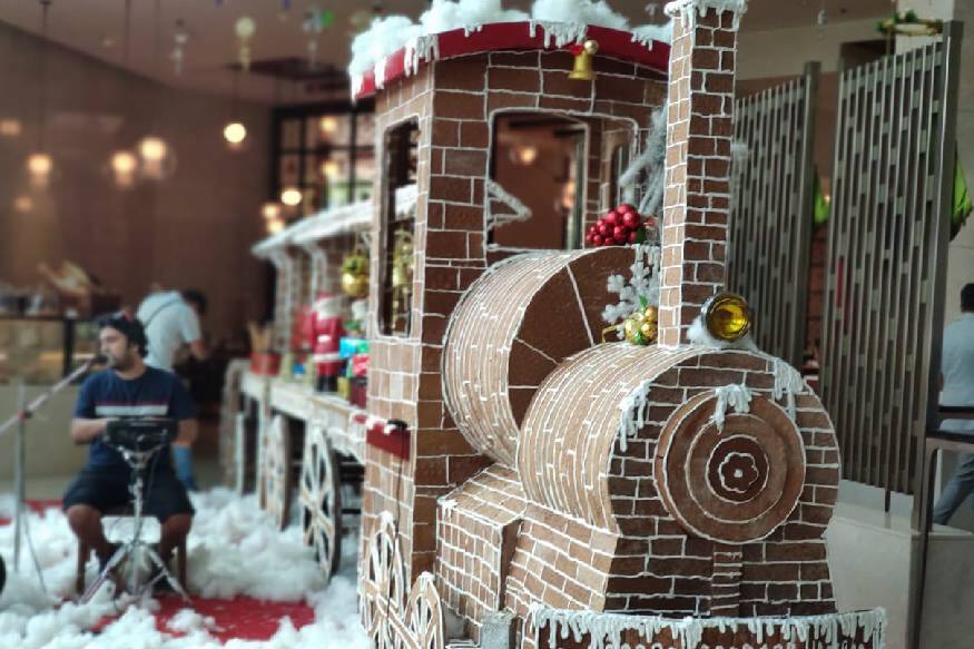 വിവാദങ്ങളൊക്കെ ഒഴിവാക്കി ഈ ക്രിസ്മസിന് എത്തുന്ന ചിത്രമായ 'മൈ സാന്റ ' യെക്കുറിച്ച് മാത്രം പറഞ്ഞു കൊണ്ടാണ് ദിലീപ് തീവണ്ടിക്ക് കൊടി വീശിയത്. സാന്താക്ലോസ് ആയാണ് ഈ ചിത്രത്തിൽ ദിലീപ് എത്തുന്നത്. വിവാദങ്ങളൊക്കെ ഒഴിവാക്കി ഈ ക്രിസ്മസിന് എത്തുന്ന ചിത്രമായ 'മൈ സാന്റ ' യെക്കുറിച്ച് മാത്രം പറഞ്ഞു കൊണ്ടാണ് ദിലീപ് തീവണ്ടിക്ക് കൊടി വീശിയത്. സാന്താക്ലോസ് ആയാണ് ഈ ചിത്രത്തിൽ ദിലീപ് എത്തുന്നത്.