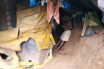 വഴിയരികിൽ ഷീറ്റ് വലിച്ച് കെട്ടിയ ജീവിതങ്ങൾ; ശബരിമലയിലും ആദിവാസി പുനരധിവാസം വിദൂര സ്വപ്നം വഴിയരികിൽ ഷീറ്റ് വലിച്ച് കെട്ടിയ ജീവിതങ്ങൾ; ശബരിമലയിലും ആദിവാസി പുനരധിവാസം വിദൂര സ്വപ്നം