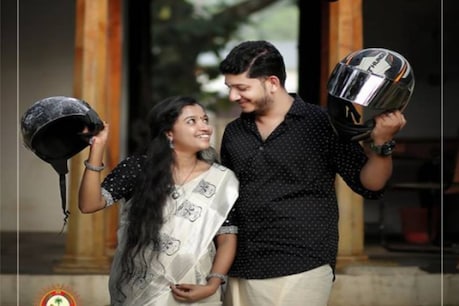'യാത്ര തുടങ്ങാം കരുതലോടെ'; ഹെൽമറ്റുമായി വധു വരന്മാര്; സേവ് ദ ഡേറ്റ് ഫോട്ടോഷൂട്ട് പങ്കുവെച്ച് പൊലീസ് 'യാത്ര തുടങ്ങാം കരുതലോടെ'; ഹെൽമറ്റുമായി വധു വരന്മാര്; സേവ് ദ ഡേറ്റ് ഫോട്ടോഷൂട്ട് പങ്കുവെച്ച് പൊലീസ്